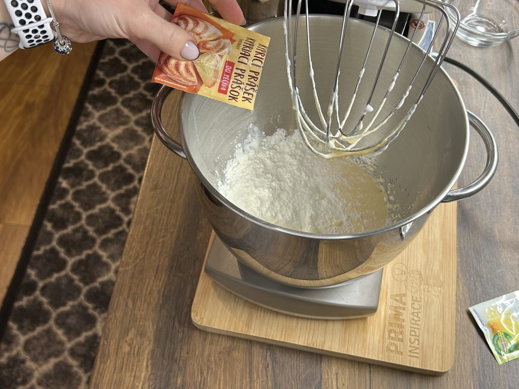 Řecký jogurtový koláč bez mouky a bez másla