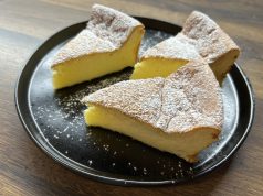 Řecký jogurtový koláč bez mouky a másla – lehký, vláčný a přirozeně svěží dezert