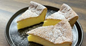 Řecký jogurtový koláč bez mouky a másla – lehký, vláčný a přirozeně svěží dezert