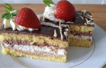 Nadýchané řezy ke kávě: Luxusní spojení mascarpone a pařížské šlehačky Luxusní piškotové řezy s mascarpone a pařížskou šlehačkou: dezert ke kávě jako z cukrárny
