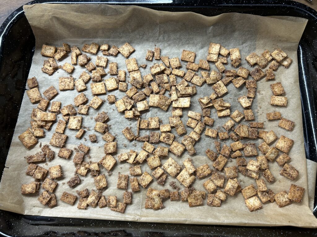 Křupavé skořicové mini cereálie z tortilly