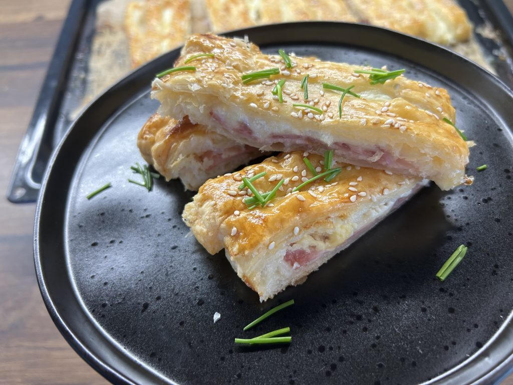 Slaný závin s čedarem, slaninou a mozzarellou - pohoštění připravené během chvilky