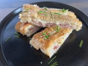 Slaný závin z listového těsta s čedarem, slaninou a mozzarellou