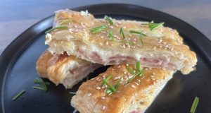 Slaný závin s čedarem, slaninou a mozzarellou – pohoštění připravené během chvilky Slaný závin z listového těsta s čedarem, slaninou a mozzarellou