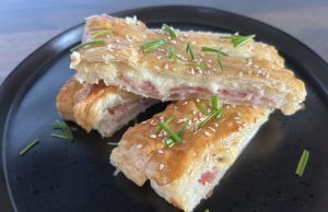 Slaný závin z listového těsta s čedarem, slaninou a mozzarellou