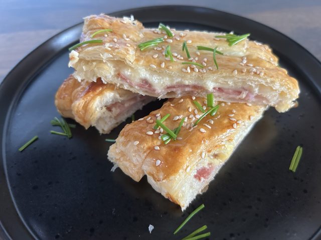 Slaný závin z listového těsta s čedarem, slaninou a mozzarellou