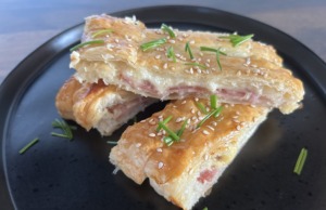 Slaný závin s čedarem, slaninou a mozzarellou – pohoštění připravené během chvilky Slaný závin z listového těsta s čedarem, slaninou a mozzarellou