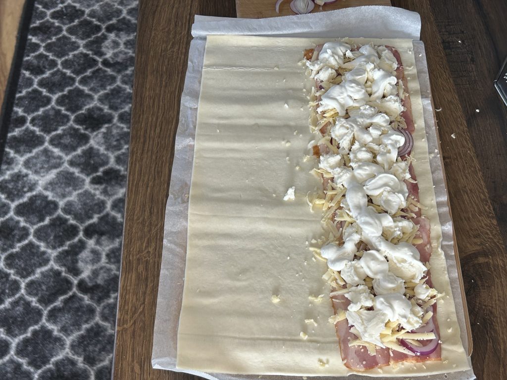 Slaný závin s čedarem, slaninou a mozzarellou - pohoštění připravené během chvilky