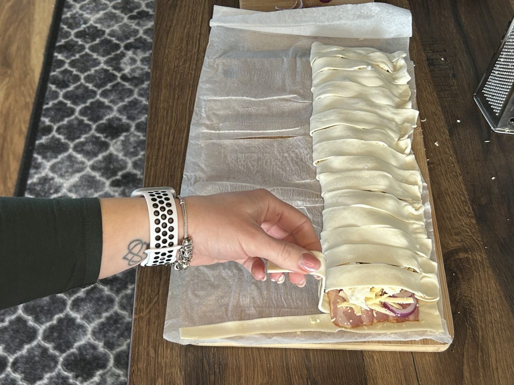 Slaný závin s čedarem, slaninou a mozzarellou - pohoštění připravené během chvilky