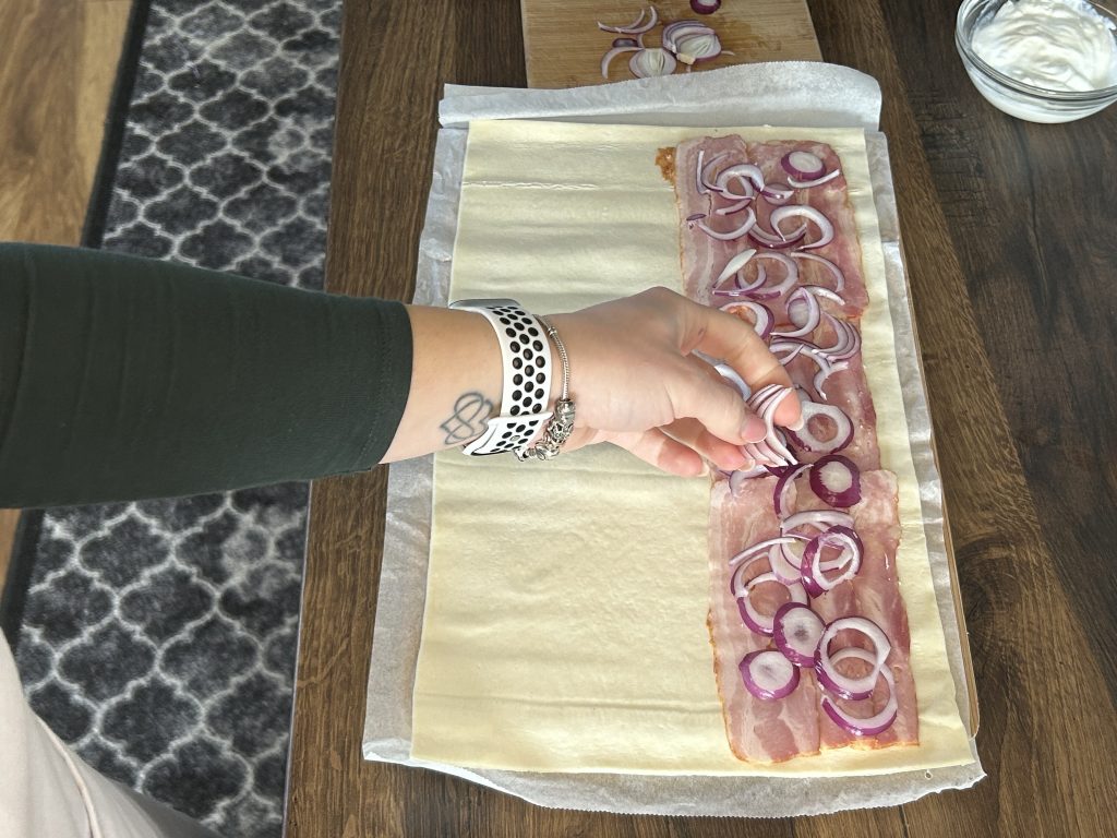 Slaný závin s čedarem, slaninou a mozzarellou - pohoštění připravené během chvilky