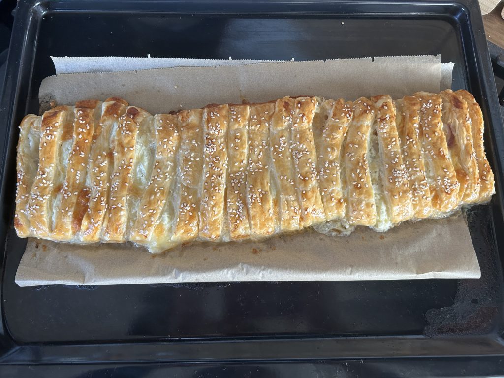 Slaný závin s čedarem, slaninou a mozzarellou - pohoštění připravené během chvilky