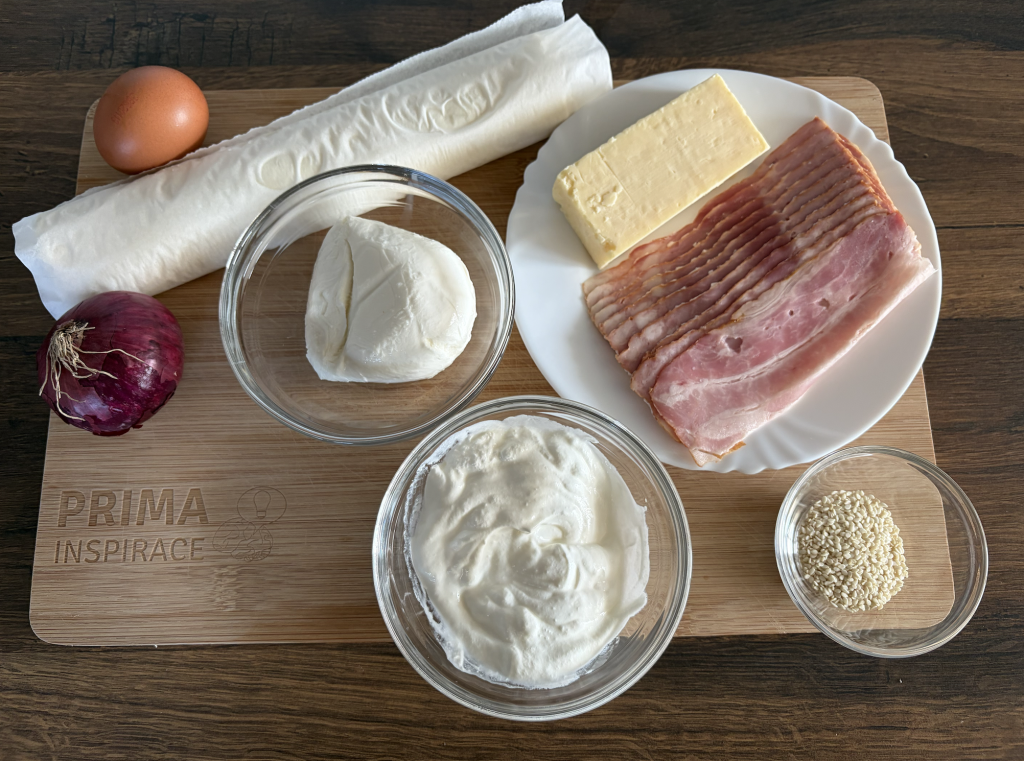 Slaný závin s čedarem, slaninou a mozzarellou - pohoštění připravené během chvilky