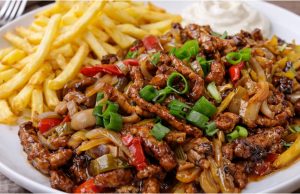 Minutková vepřová směs se zeleninou a hranolky: Recept na rychlý a sytý oběd Vepřová směs se zeleninou jako z restaurace – šťavnaté maso díky žloutku a škrobu