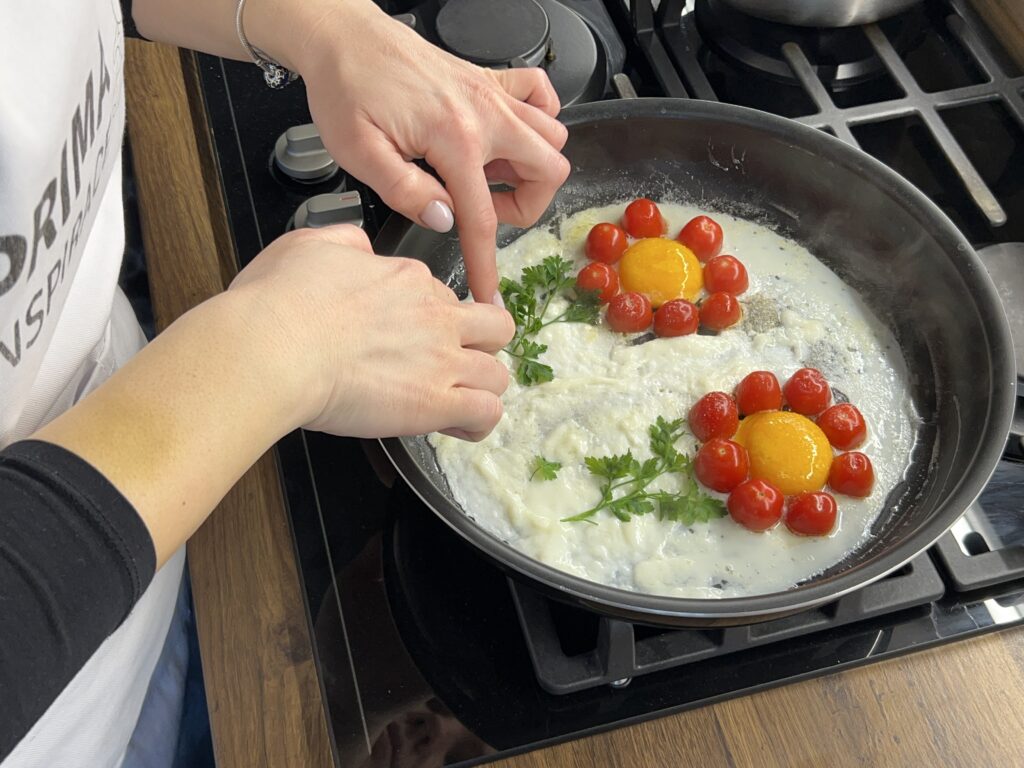 Snídaňové květiny z cherry rajčat a vajec