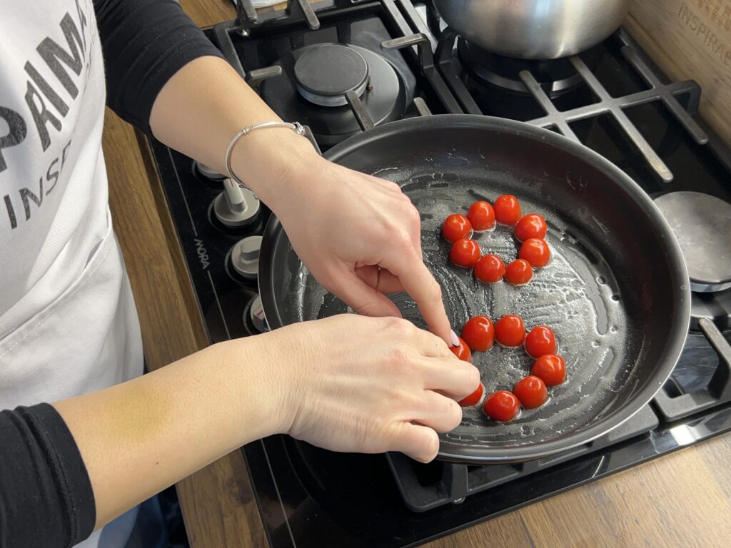 Snídaňové květiny z cherry rajčat a vajec