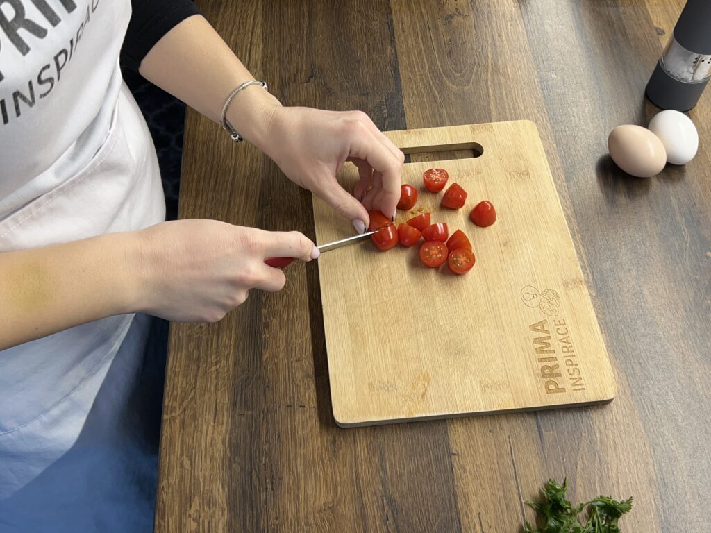 Snídaňové květiny z cherry rajčat a vajec