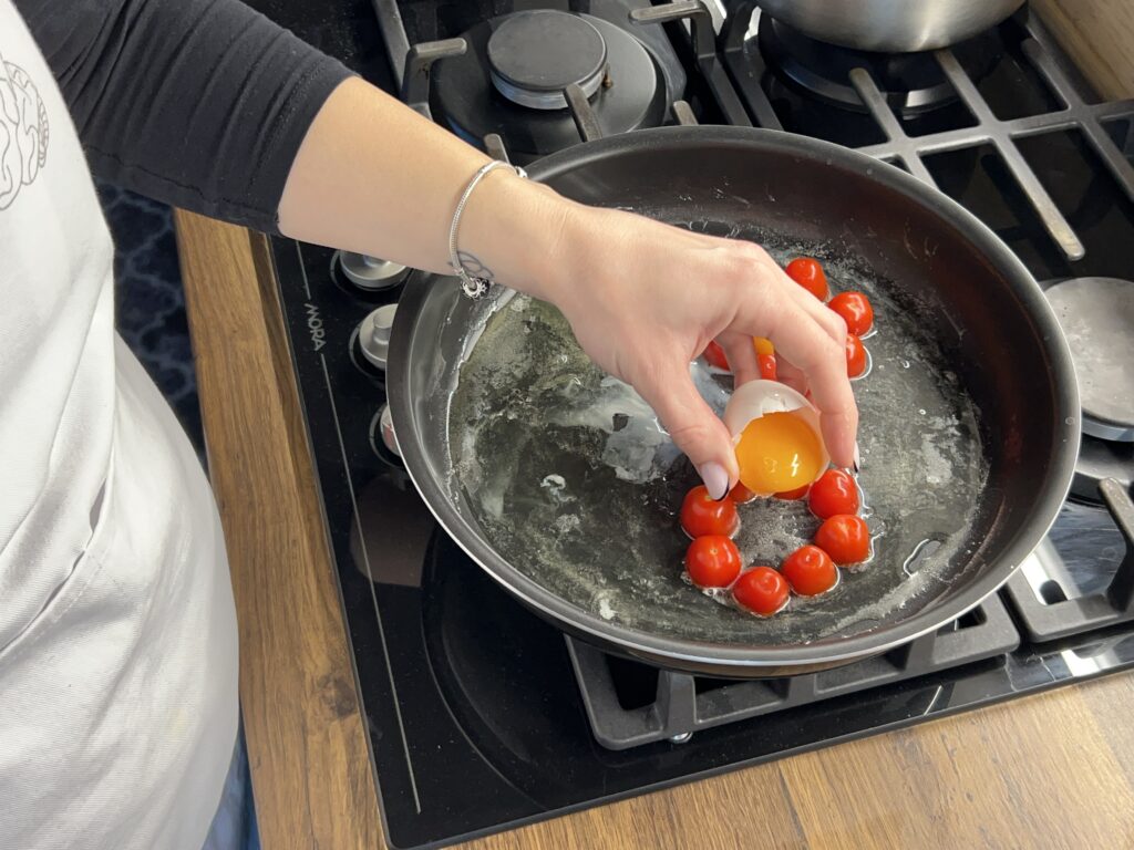 Snídaňové květiny z cherry rajčat a vajec