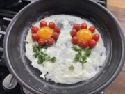 Snídaňové květiny z cherry rajčat a vajec Snídaňové květiny z vajec a rajčat: rychlá a efektní snídaně z pánve