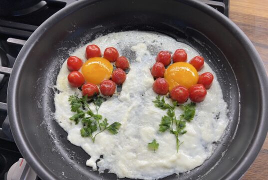 Snídaňové květiny z cherry rajčat a vajec Snídaňové květiny z vajec a rajčat: rychlá a efektní snídaně z pánve