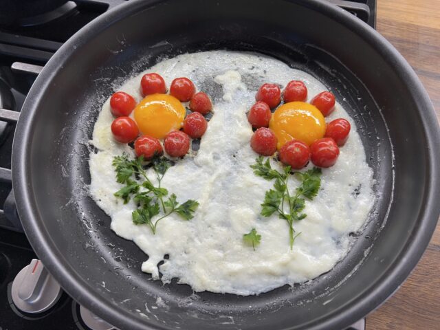 Snídaňové květiny z vajec a rajčat: rychlá a efektní snídaně z pánve