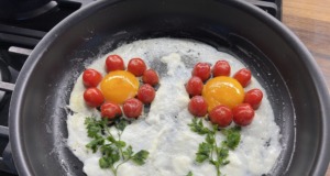 Snídaňové květiny z cherry rajčat a vajec Snídaňové květiny z vajec a rajčat: rychlá a efektní snídaně z pánve