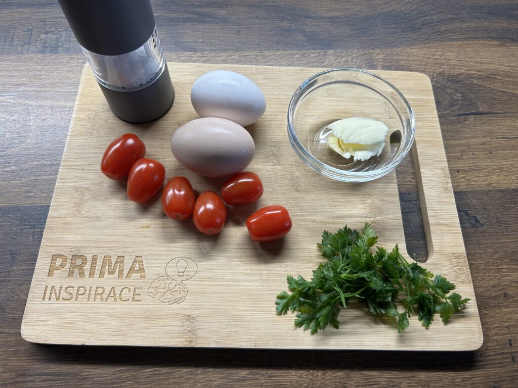 Snídaňové květiny z cherry rajčat a vajec