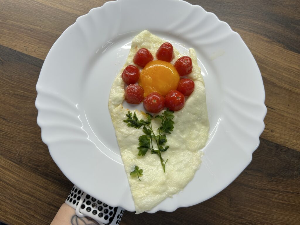 Snídaňové květiny z cherry rajčat a vajec