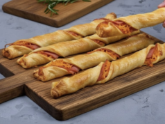 Sýrové tyčinky z listového těsta s prosciuttem: Pohoštění pro každou příležitost! Sýrové tyčinky z listového těsta s prosciuttem: rychlé pohoštění