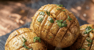 Oblíbený recept na skvělou přílohu – Pečené brambory na másle a česneku! Pečené brambory na másle a česneku: křupavá příloha ke každému jídlu