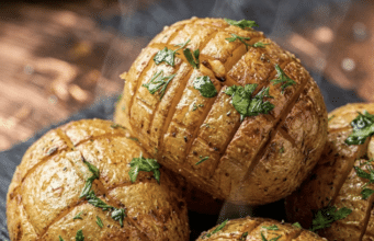 Oblíbený recept na skvělou přílohu – Pečené brambory na másle a česneku!