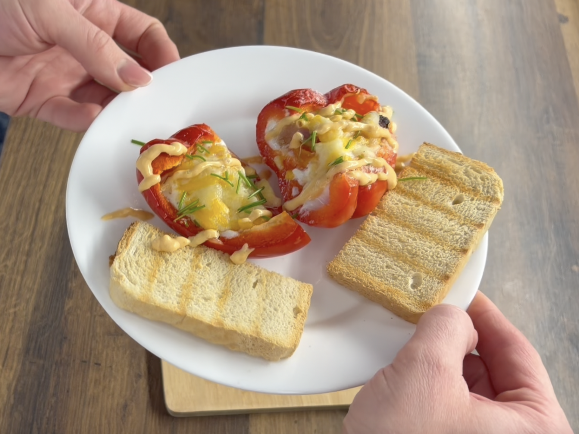 Zapečené papriky s vejcem, slaninou a sýrem