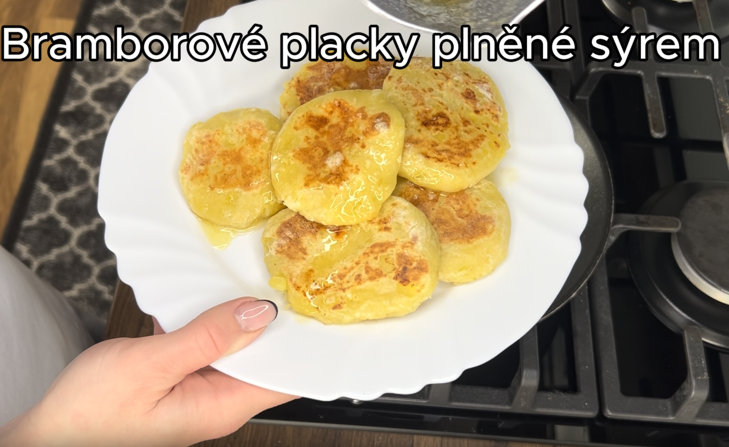 Bramborové placky plněné sýrem bez oleje: rychlá večeře z pár surovin