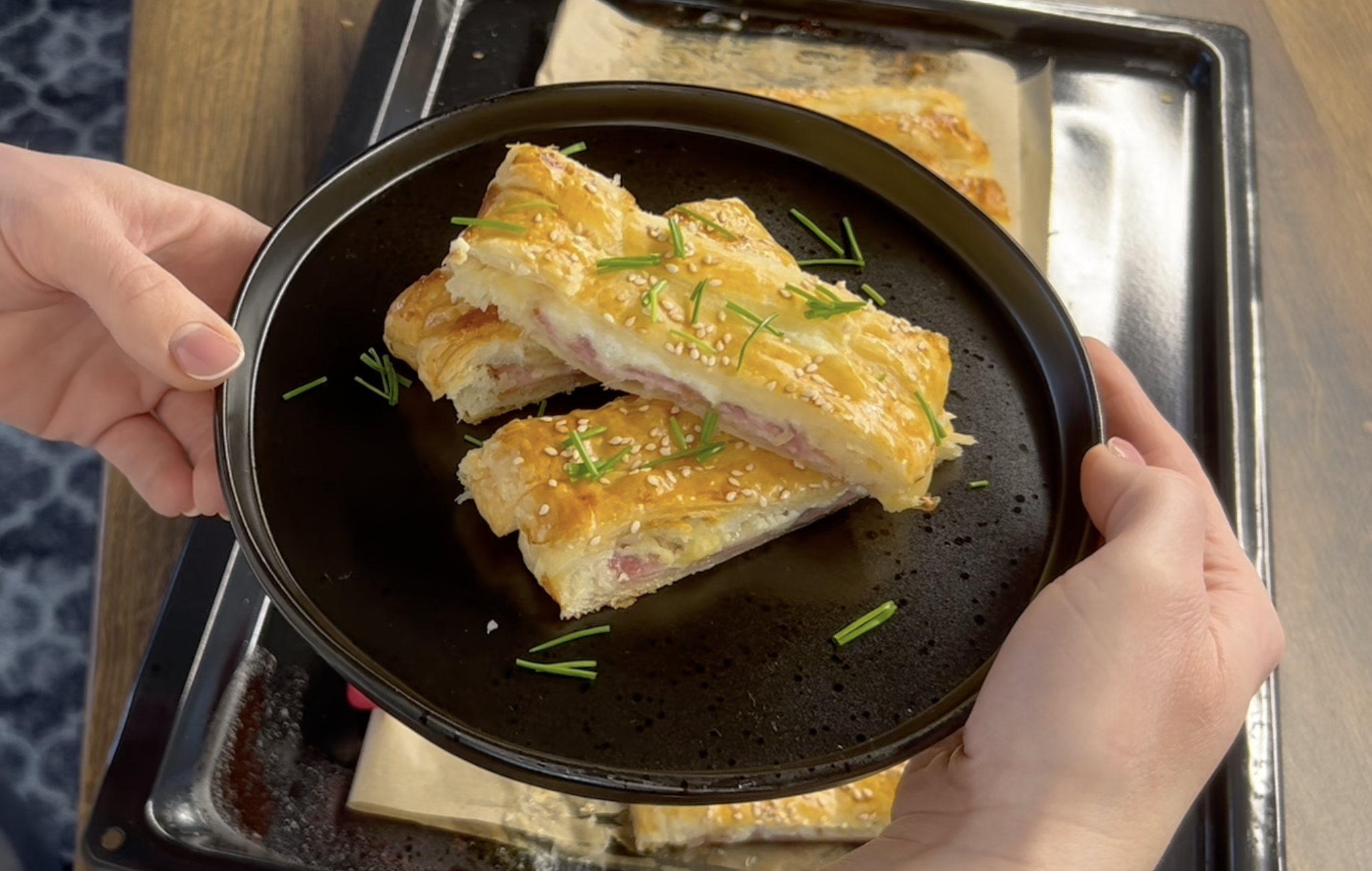 Slaný závin s čedarem, slaninou a mozzarellou - pohoštění připravené během chvilky