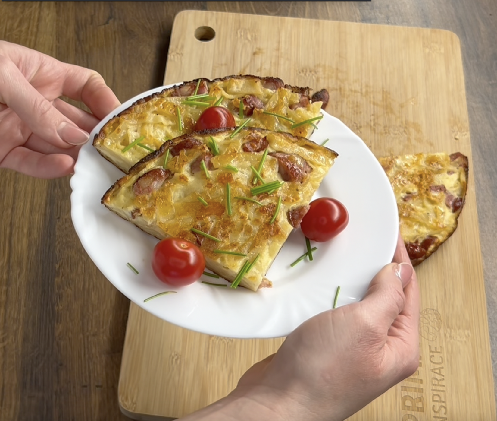 Tortillové nudle s vejcem, klobásou a čedarem