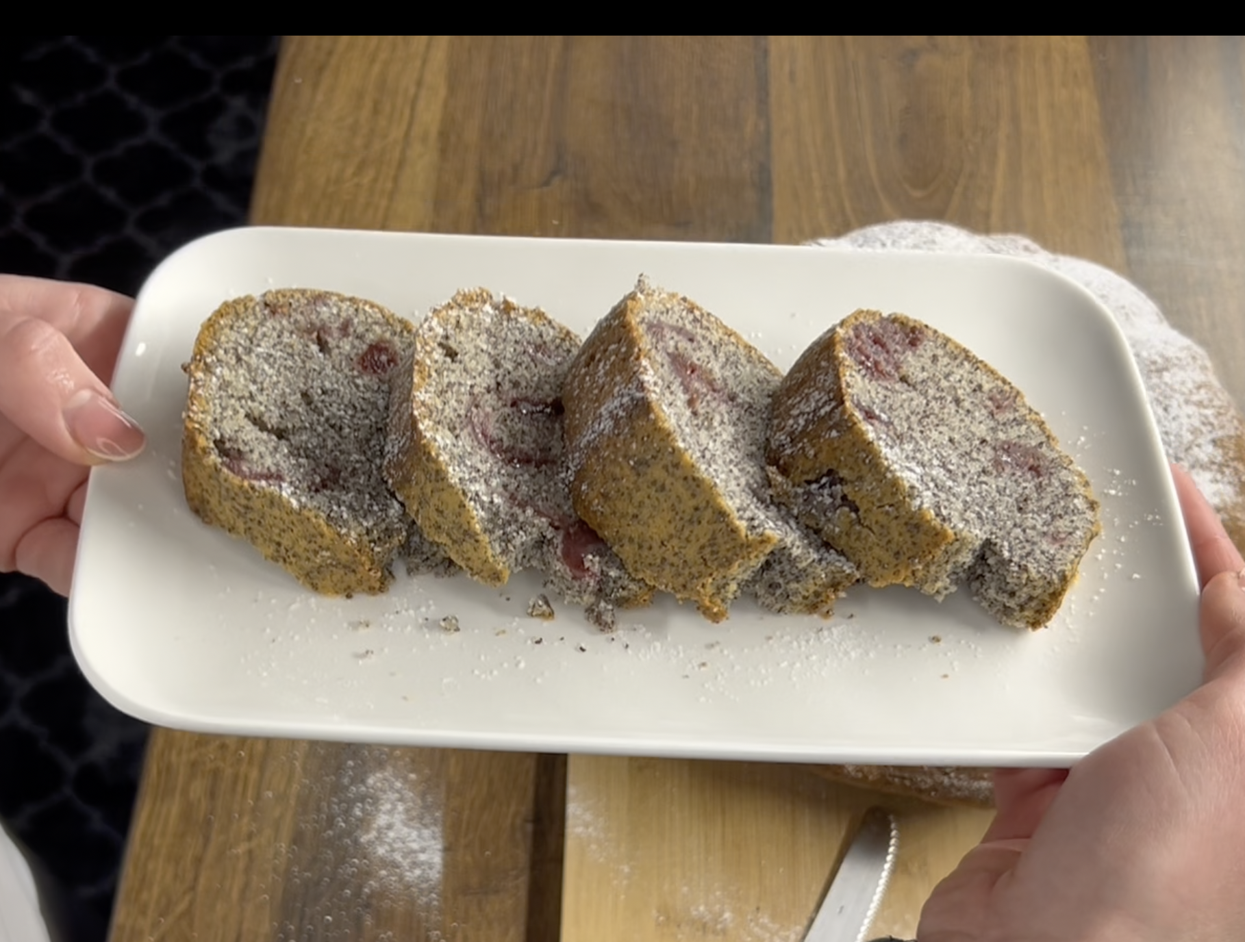 Maková bábovka s třešněmi