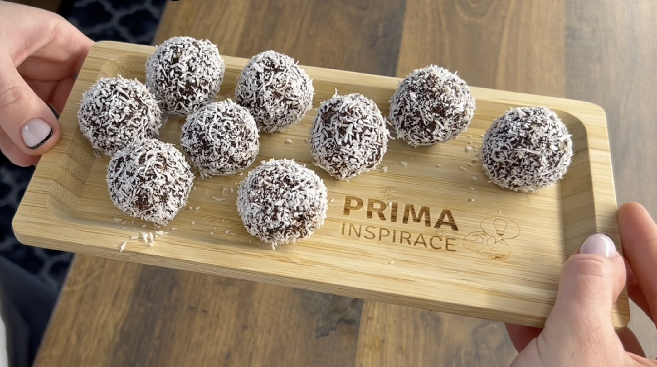 Energetické kakaové kuličky z banánu a kokosu - rychlý dezert bez pečení