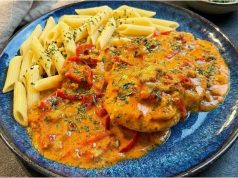 Zapečené kuře v paprikovo-smetanové omáčce: Sytý oběd z jednoho pekáčku Zapečené kuře na paprice se zakysanou smetanou a sýrem – šťavnatý rodinný oběd z trouby