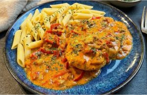 Zapečené kuře v paprikovo-smetanové omáčce: Sytý oběd z jednoho pekáčku Zapečené kuře na paprice se zakysanou smetanou a sýrem – šťavnatý rodinný oběd z trouby