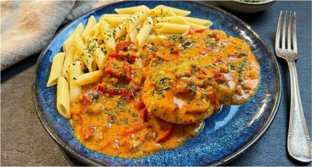 Zapečené kuře na paprice se zakysanou smetanou a sýrem – šťavnatý rodinný oběd z trouby Zapečené kuře na paprice se zakysanou smetanou a sýrem – šťavnatý rodinný oběd z trouby