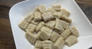 Tofu gnocchi ze špaldové mouky Domácí tofu gnocchi ze špaldové mouky: jednoduchý recept ze 3 surovin