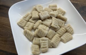 Tofu gnocchi ze špaldové mouky Domácí tofu gnocchi ze špaldové mouky: jednoduchý recept ze 3 surovin