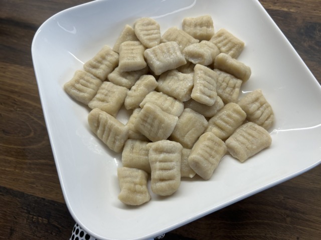 Domácí tofu gnocchi ze špaldové mouky: jednoduchý recept ze 3 surovin Domácí tofu gnocchi ze špaldové mouky: jednoduchý recept ze 3 surovin