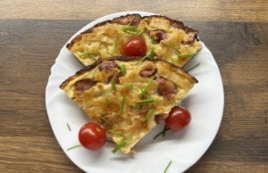 Tortillové nudle s vejcem, klobásou a čedarem Tortillové nudle s vejcem a klobásou 🧀 Rychlá večeře z pár surovin