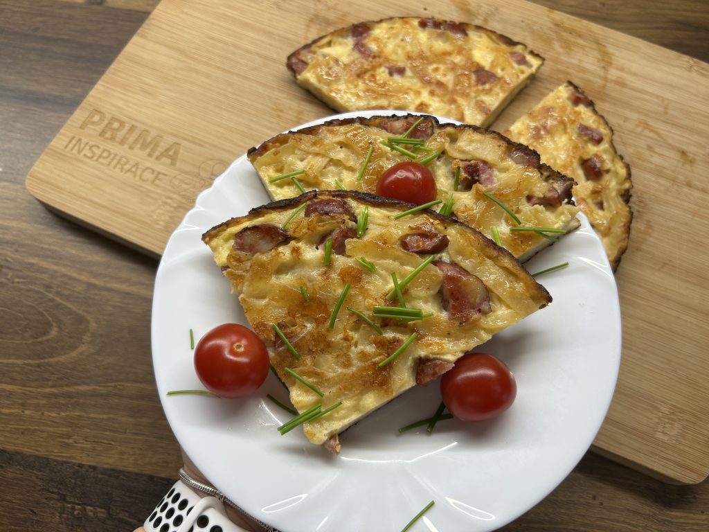 Tortillové nudle s vejcem, klobásou a čedarem