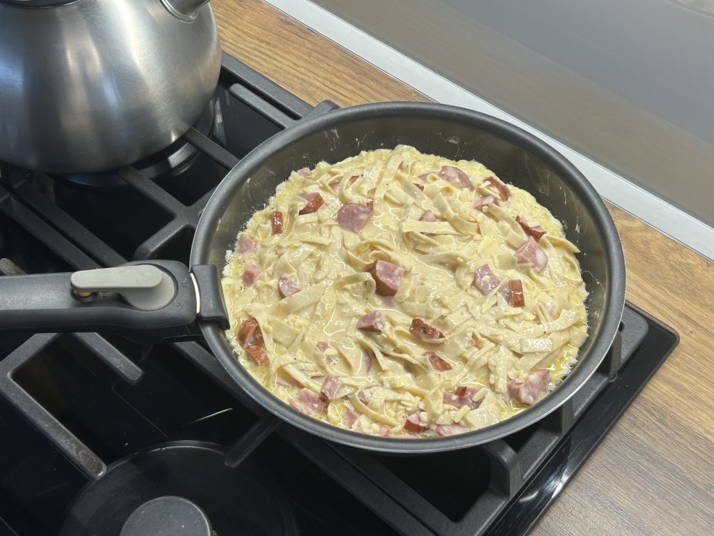 Tortillové nudle s vejcem, klobásou a čedarem