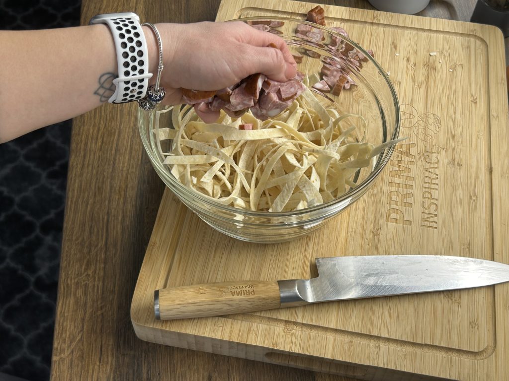 Tortillové nudle s vejcem, klobásou a čedarem