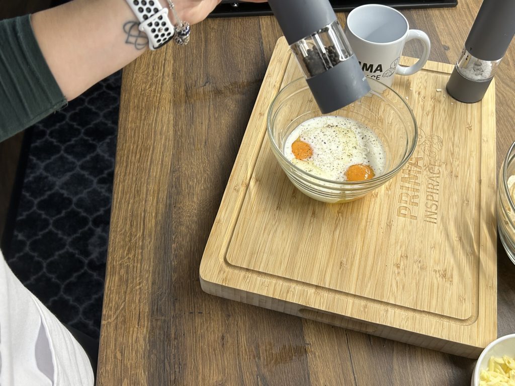 Tortillové nudle s vejcem, klobásou a čedarem