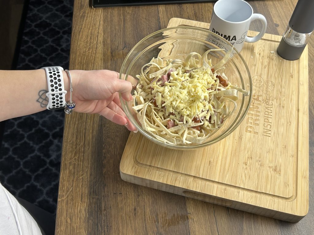 Tortillové nudle s vejcem, klobásou a čedarem