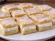 Věnečkové řezy na plechu s vanilkovým krémem a šlehačkou – jednodušší než klasické věnečky