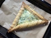 Zapečená tortilla se sýrem, vejcem a párky – rychlá večeře, která zachrání hladový večer